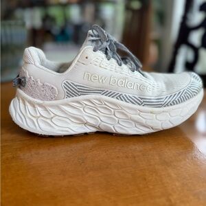 New Balance Athletic Shoes Fresh Foam V. White and Gray with Breathable Mesh